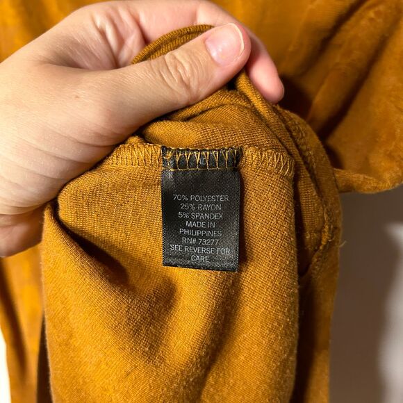Womens Simply Vera Wang top in a warm, rich mustard Size Large - Picture 2 of 6